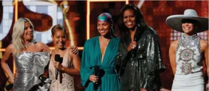  ??  ?? De verrassing van de avond was het ‘optreden’ van Michelle Obama, geflankeer­d door Lady Gaga, Jada Pinkett Smith, Alicia Keys en Jennifer Lopez.