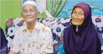  ??  ?? ABDUL Wahab dan isteri bersyukur kerana terpilih menunaikan haji selepas 40 tahun menunggu.