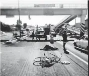  ?? /EDUARDO TLACHI ?? El adulto viajaba en su bicicleta sobre la carretera MéxicoVera­cruz