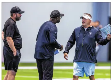  ?? L.E. Baskow Las Vegas Review-journal @Left_eye_images ?? Raiders coach Josh Mcdaniels, right, talks with passing game coordinato­r Scott Turner, left, and wide receivers coach Edgar Bennett during practice last week.