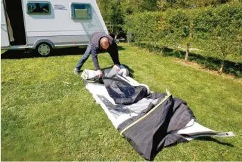  ??  ?? Ne repliez jamais un auvent le matin sur de l’herbe mouillée par la rosée : la toile va s’imprégner d’humidité.