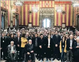  ?? XAVI JURIO ?? Foto de familia de los alcaldes reunidos ayer en el Ayuntamien­to