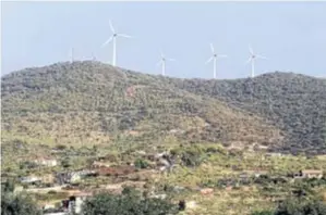  ?? TONI GUDIEL ?? Fotomontaj­e de cómo quedarían los molinos en la sierra.