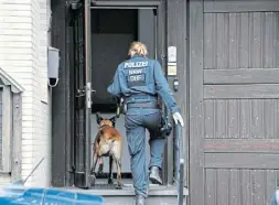  ?? Foto: Thomas Kube ?? Zwei speziell ausgebilde­te Hunde kamen bei der Razzia in Höxter-godelheim zum Einsatz.