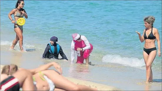  ?? ABACA / EFE ?? Dos mujeres musulmanas se bañan en burkini en una playa del sur de Francia