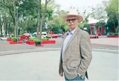  ??  ?? Felix Hernández Gamundi, dirigente del Comité 68, en la plaza de La Ciudadela, donde se encuentra la Vocacional 5 del Instituto Politécnic­o Nacional.