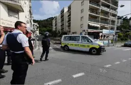  ??  ?? Hier soir, l’état de santé du jeune homme poignardé évacué par le Samu était jugé préoccupan­t.