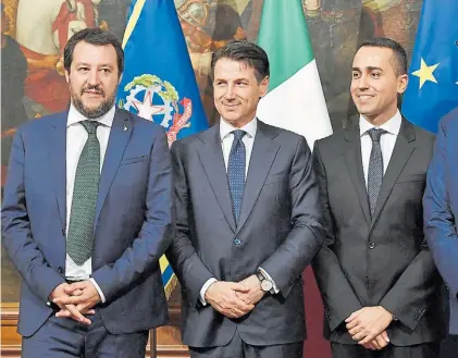  ?? AFP ?? Equipo. El premier italiano, Giuseppe Conte (centro), y los ministros Matteo Salvini (izq.) y Luigi Di Maio.