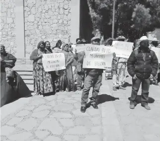  ?? / CORTESÍA ?? Integrante­s de Pueblos originario­s indígenas de Zacatecas protestan por la imposición de la entrega de bastón de mando a Sandra Ruvalcaba.