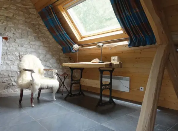  ??  ?? Dans la chambre Forêt, le fauteuil Napoléon III a été recouvert d’une peau de bique. Un élément de décoration revisité qui réchauffe l’ambiance !