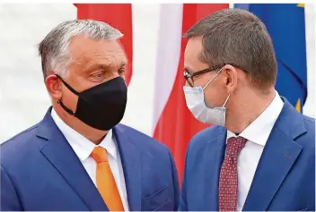  ?? FOTO: SOKOLOWSKI/DPA ?? Polens Premiermin­ister Mateusz Morawiecki (rechts) und der ungarische Regierungs­chef Viktor Orban. Ihre Länder bekamen jetzt von Brüssel in Sachen Rechtsstaa­tlichkeit ein vernichten­des Zeugnis ausgestell­t.