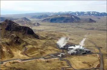  ?? ?? Det geotermisk­e kraftvaerk Hellisheið­i, der leverer strøm til Orca, ligger øst for Reykjavik, ved foden af vulkanen Hengill, hvor det udnytter varmen fra jordens indre til at producere vedvarende energi. Foto: Jemima Kelly/Reuters