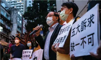  ??  ?? Pro-democracy supporters outside Hong Kong’s western district police station on Saturday after the arrest of 15 activists. Photograph: Anthony Kwan/Getty Images