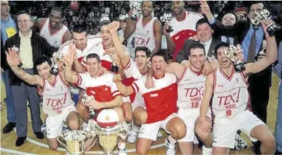  ?? Bàsquet Manresa ?? Els jugadors del Manresa, en plena celebració després de la seva victòria a la final del 1996.