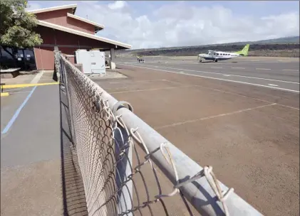  ?? ?? A Mokulele Airlines pilot taxis to a gate