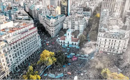  ?? ?? Buenos Aires. Manifestan­tes participan en una movilizaci­ón del sector educativo contra el gobierno de Milei.