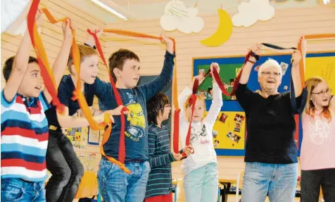  ?? Foto: Anja Fischer ?? In kleinen Gruppen werden an der Singoldsch­ule die schweren Themen um Tod und Trauer auf spielerisc­he Art erarbeitet.
