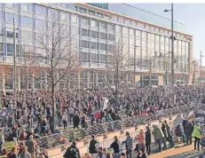  ?? FOTO: SEBASTIAN KAHNERT/DPA ?? Bei der Protestakt­ion gegen die Corona-Auflagen in Leipzig trugen die meisten Demonstran­ten keine Maske.