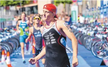  ?? FOTO: REINER TRAUTMANN ?? Valentin Wernz läuft beim Triathlon in Tübingen als Zweiter über die Ziellinie.