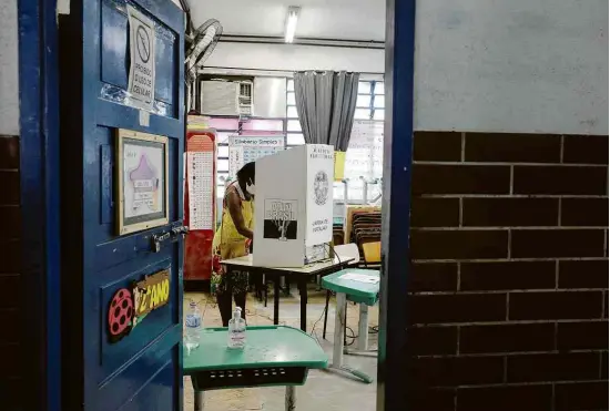  ?? Ricardo Moraes - 15.nov.20/Reuters ?? Eleitora vota no Complexo do Alemão, no Rio, nas eleições de 2020; Jair Bolsonaro questiona o sistema de votação eletrônica