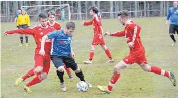  ?? FOTO: DÖRFLINGER ?? Am vergangene­n Sonntag standen sich die Fußballtea­ms der SGM Machtolshe­im-Merklingen I (rotes Trikot) und der TSV Blaubeuren gegenüber. Die Mannschaft­en trennten sich 2:2 remis. Am Sonntag wollen sie mehr Punkte einfahren. Die SGM muss zum TSV...