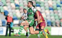  ?? GETTY IMAGES ?? Manawatu wing Newton Tudreu skips past a Hawke’s Bay defender en route to one of his four tries.