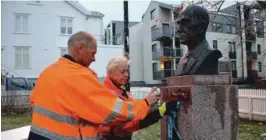  ??  ?? STARTET TIDLIG: Allerede ved åttetiden onsdag morgen var oppsynsman­n Pål Bach og Anita Christense­n på plass for å fjerne graffitien.