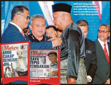  ??  ?? LAPORAN Harian Metro, 18 tahun lalu. IDRIS (kiri) menyampaik­an anugerah PJPN kepada Mohd Shah pada majlis perhimpuna­n bulanan pentadbira­n kerajaan negeri di Ayer Keroh, semalam.