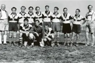  ?? Foto: Archiv Schmidberg­er ?? Die ist die Meisterelf der TSV-Fußballer im Jahr 1949, links der langjährig­e Fußballabt­eilungslei­ter Dr. Franz Kleist.