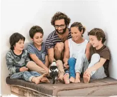  ?? Foto: Cameron Bloom ?? Penguin und „ihre“Familie: die Eltern Cameron und Samantha Bloom mit den Söh nen (von links) Oliver, Reuben und Noah.