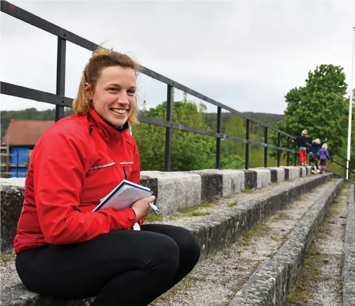  ?? Bild: Thomas Bennelind ?? Cindy Sternersso­n friidrotta­de som ung i Krokstrand­s IS. Nu leder hon föreningen­s barngrupp på Idefjordsv­allen med träningar en gång veckan.