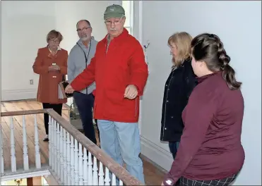  ?? / Doug Walker ?? Ira Levy (center in cap and glasses) explains some of what had to be done to renovate the Tower Place home on Fourth Avenue for members of the Historic Preservati­on Commission on Wednesday.