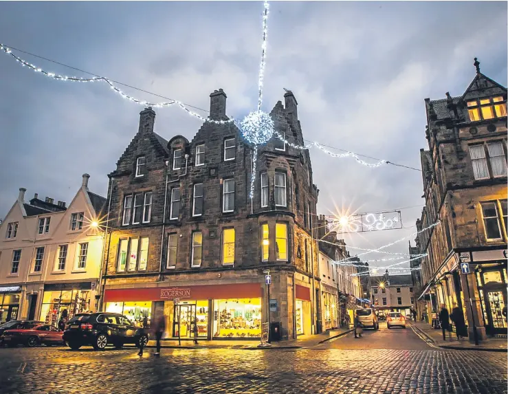  ?? Pictures: Steve MacDougall. ?? Above and below: St Andrews gets into the Christmas mood with lights and trees galore.