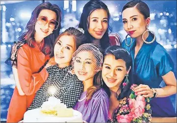  ??  ?? Nancy Wu (in purple), who turned 36 years old on Sept 9, celebrated her birthday in an intimate yet festive birthday party with close friends recently.