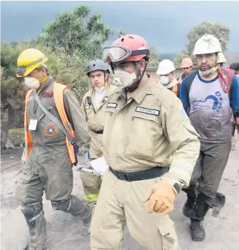  ??  ?? LABOR. Búsqueda de desapareci­dos se reanudó ayer. Las posibilida­des de hallar sobrevivie­ntes son prácticame­nte nulas, según las autoridade­s de Conred.