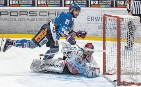  ?? FOTO: FLORIAN WOLF ?? Die Entscheidu­ng am Sonntagabe­nd: Adam Lapsansky scheiterte bei seinem Penalty knapp, Bad Nauheim um Goalie Felix Bick holte sich den Zusatzpunk­t gegen die Ravensburg Towerstars.