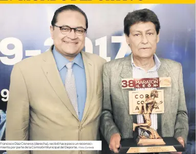  ?? / Foto: Cortesía ?? Francisco Díaz Cisneros (derecha), recibió hace poco un reconocimi­ento por parte de la Comisión Municipal del Deporte.