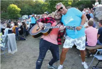  ??  ?? Bjørn Galdal fra Lady Moscow tok en runde med gitaren der han traff på strålende fornøyd festivalsj­ef Gunnar Fossland.