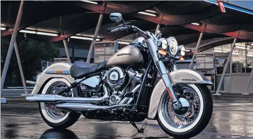  ??  ?? IMPERECEDE­RO. El diseño de una moto como esta Harley-Davidson no pasa nunca de moda, resiste el paso del tiempo como pocos.