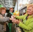  ??  ?? Barbara Leinfelder (links) und Anneliese Ludl (Mitte) testen eine Aloe-Vera-Hautlotion am Stand von Helga Denninger.