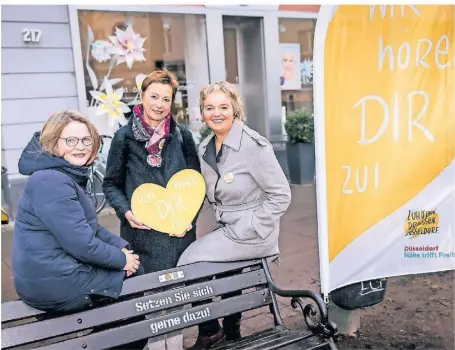  ?? RP-FOTO: ANNE ORTHEN ?? Bürgermeis­terin Claudia Zepuntke, Ehrenamtle­rin Hella Henckel-Bruckhaus und Initiatori­n Christine von Fragstein (v.l.) laden zum Zuhören auf den Lindenplat­z ein.