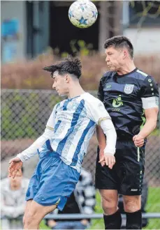  ?? FOTO: VOLKER STROHMAIER ?? Der SV Burgrieden (rechts Sebastian Häfele) setzte sich im Lokalderby gegen den FV Olympia Laupheim II (hier Yannick Magg) durch.