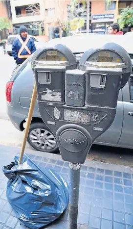  ?? (SERGIO CEJAS) ?? Años de adorno. Los parquímetr­os fueron instalados hace 23 años y hace años que no funcionan. El estacionam­iento es caótico.