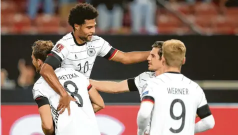  ?? Foto: Tom Weller, dpa ?? Doppeltors­chütze Serge Gnabry freut sich mit seinen Teamkolleg­en. Deutschlan­d gelang gegen Armenien ein 6:0‰Sieg in der WM‰Qualifikat­ion.