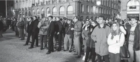  ?? PHOTO : ARCHIVES OUEST-FRANCE ?? L’incrédulit­é et la tristesse des Rennais face à l’incendie du Parlement de Bretagne en 1994.