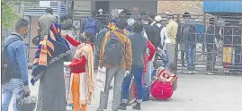  ?? DHEERAJ DHAWAN/HT PHOTO ?? People standing in a queue outside a corona sample collection booth set up at KGMU in Lucknow, on Saturday.