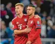  ?? Foto: Witters ?? Wichtig in der Krise: zusammenha­lten. Vorbildlic­h umgesetzt von Joshua Kimmich (links) und Thiago.