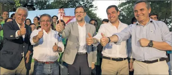  ?? JOSÉ MANUEL VIDAL / EFE ?? Arenas, el alcalde Zoido, el presidente Rajoy, Moreno Bonilla y Bueno, durante el mitin celebrado anoche por el PP en Sevilla