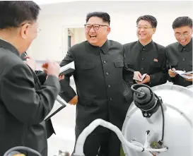  ??  ?? Kim Jong-un, en el poder desde 2011, alienta lo nuclear con “desarrollo”.