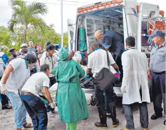  ?? EFE ?? Los habitantes de la región fueron los primeros en llegar a auxiliar a las víctimas del accidente.